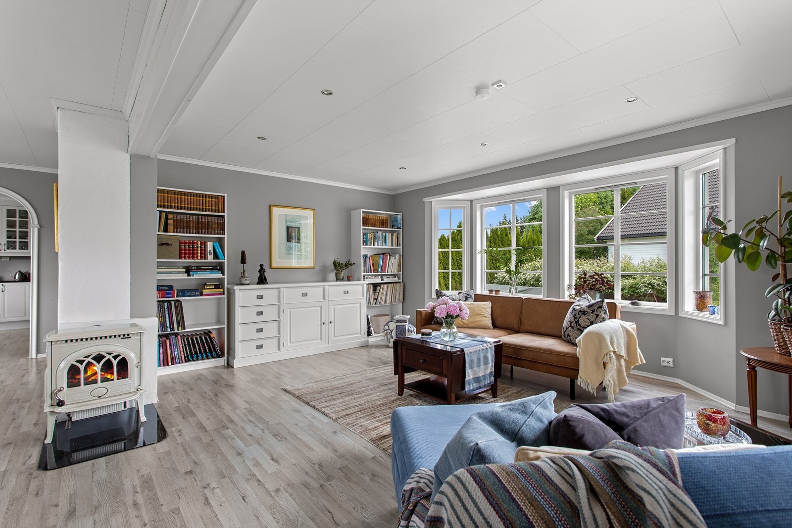 Huset har en lekker karnapp med store vindusflater som slipper inn rikelig med naturlig lys og skaper en god atmosfære. Galleribilde