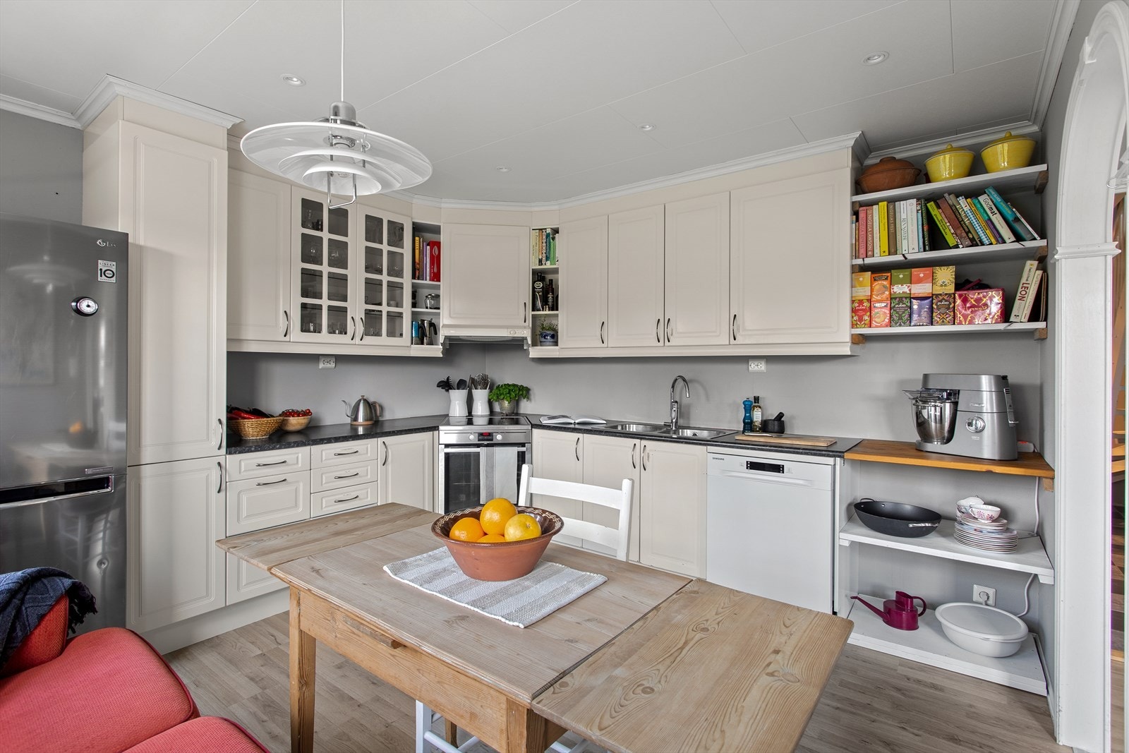 Pent kjøkken med mye skap- og benkeplass. God plass til spisebord. Galleribilde