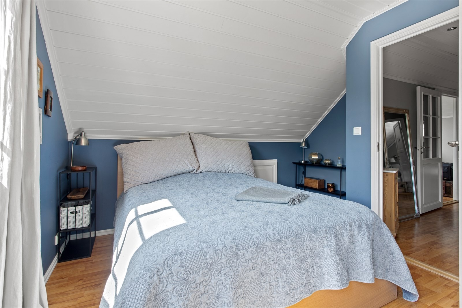 Hovedsoverom med glatte og malte overflater på vegger. Galleribilde