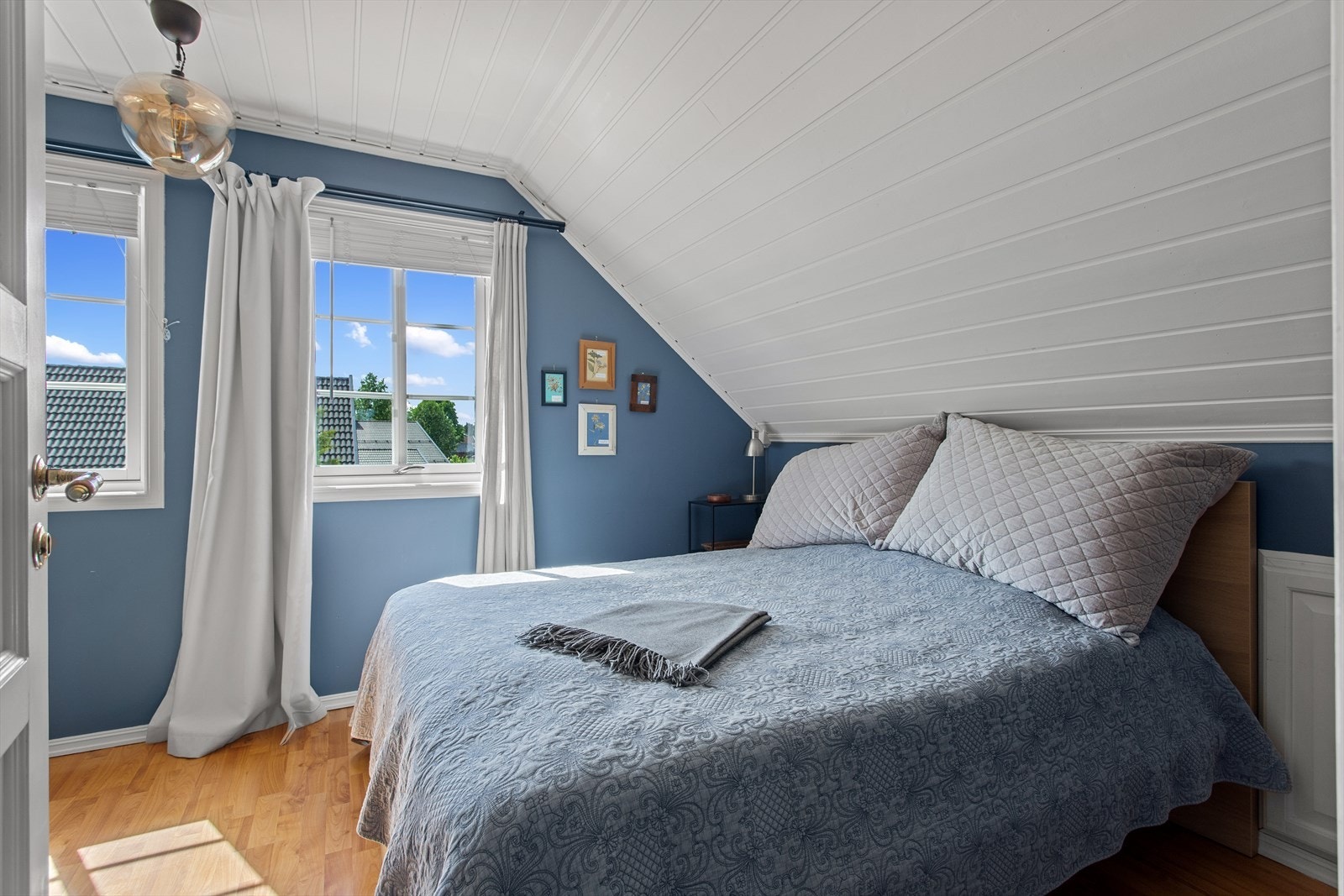 Hovedsoverommet er av god størrelse og har god plass til dobbeltseng og tilhørende nattbord. Galleribilde