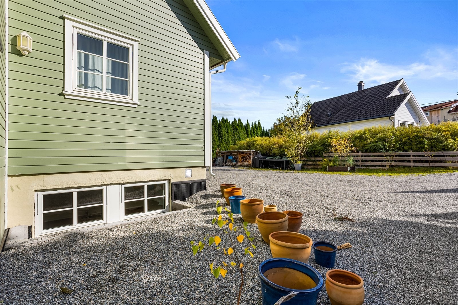 Det er romslig gårdsplass på eiendommen. Noe som gir god parkeringsplass til leietaker i tillegg. Galleribilde