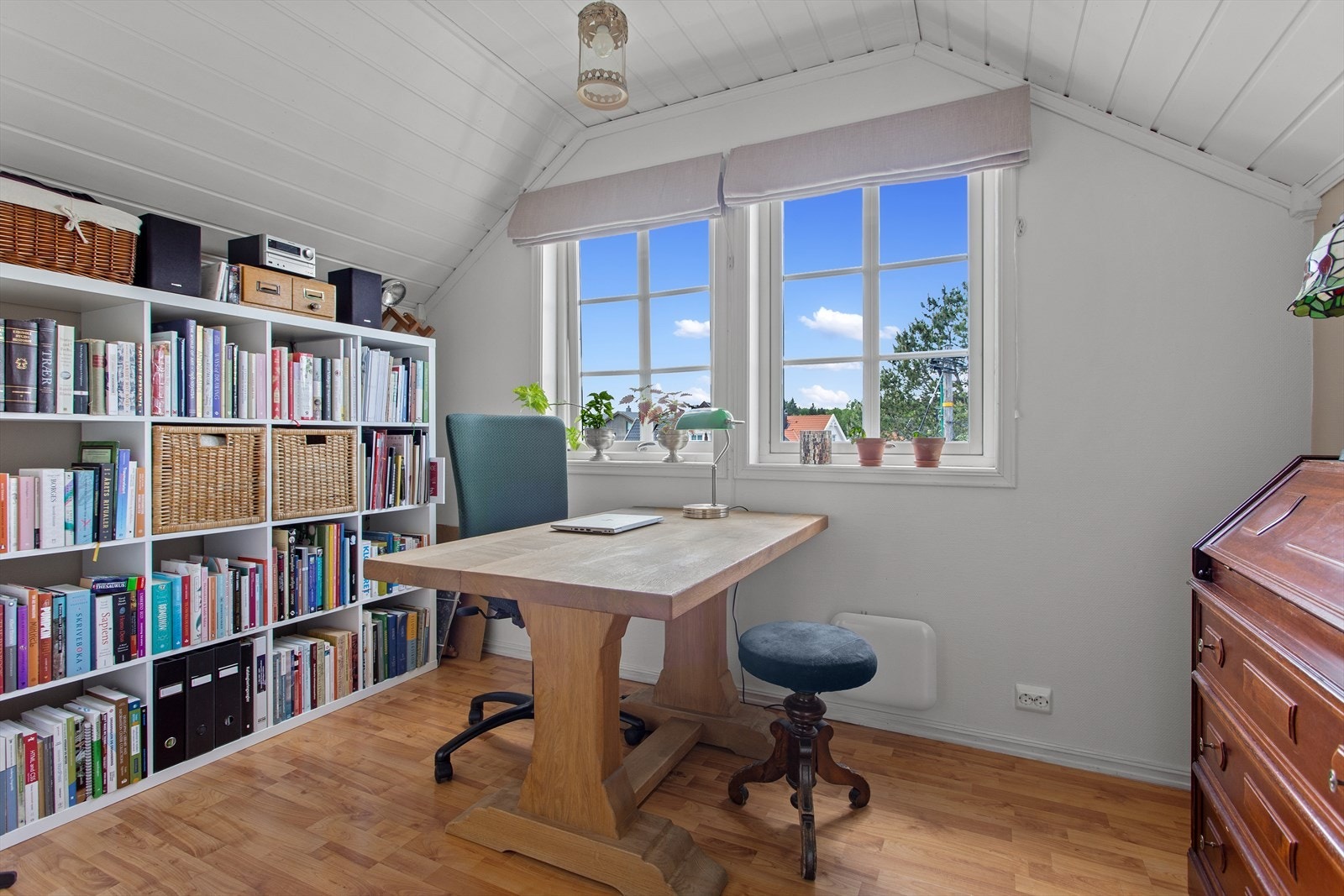 Soverom 2: God plass til seng og kommode. I dag brukes dette rommet til kontor / hobby. Galleribilde