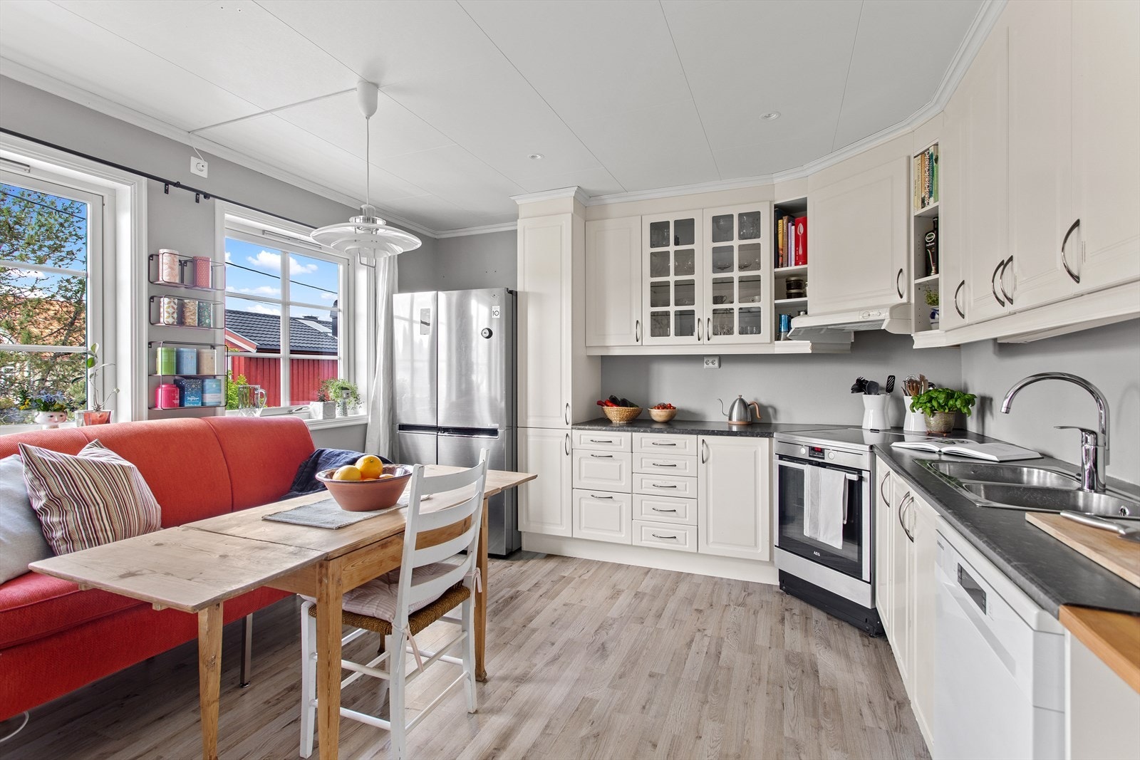 Videre har boligen et pent kjøkken med takhøy innredning og profilerte fronter. Galleribilde