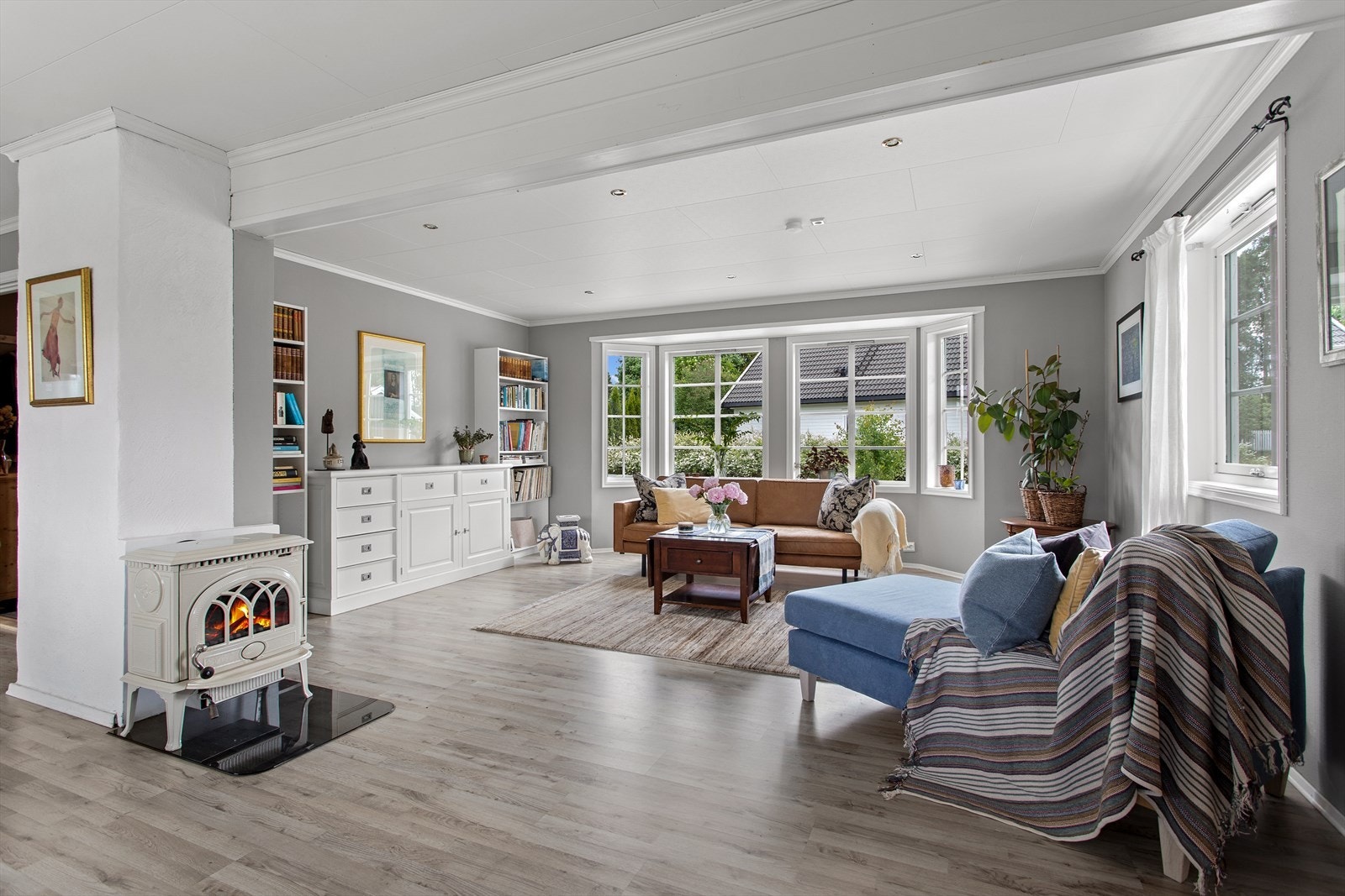 Huset har en lys og romslig stue med god plass til en stor sofa, sittegrupper og spisebord. Downlights i tak. Galleribilde