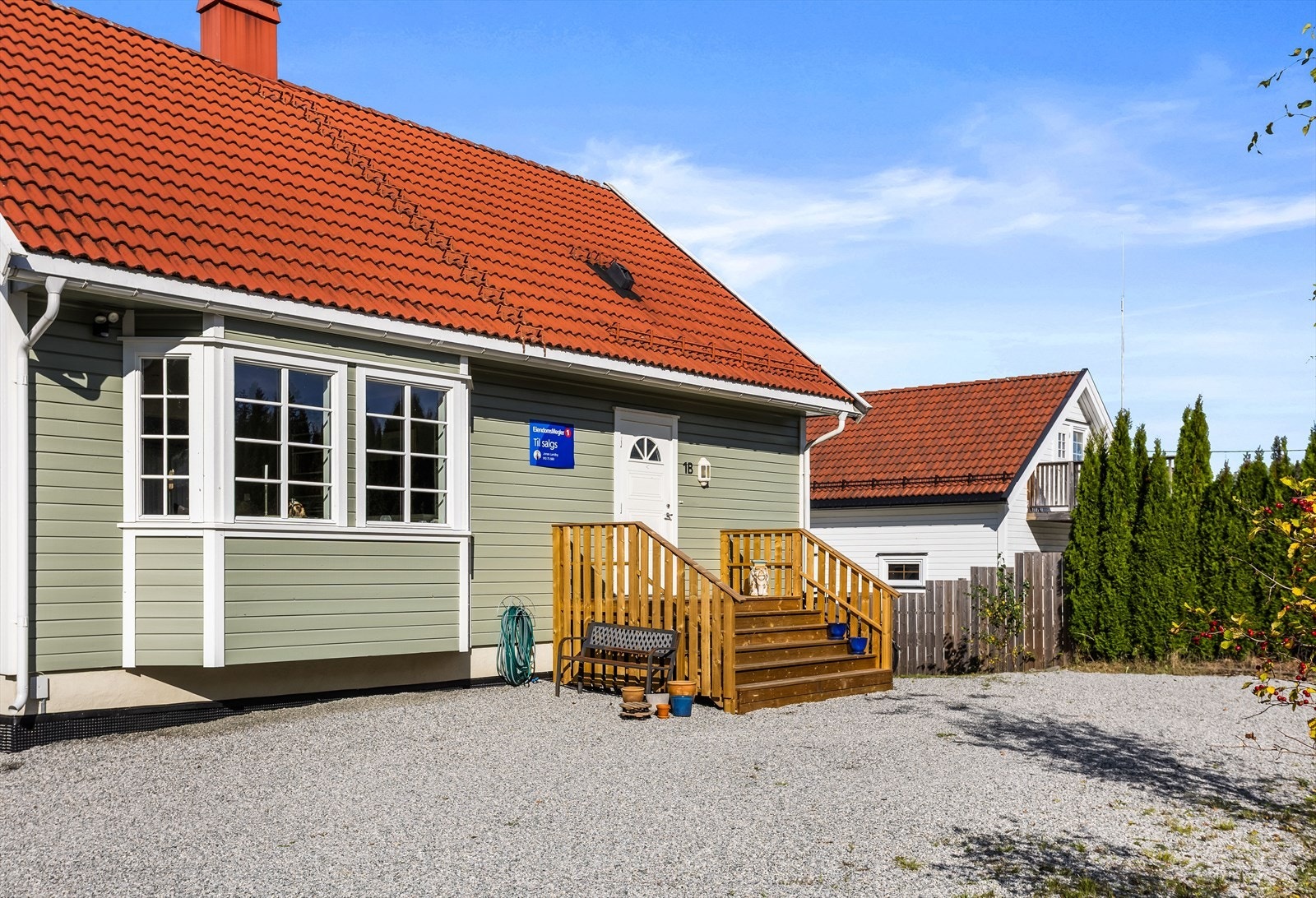 Eiendommen har en flott gårdsplass med god plass til parkering. Galleribilde