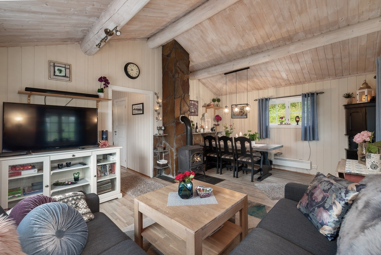 Stue med plass for både sofagruppe og spisebord. Galleribilde