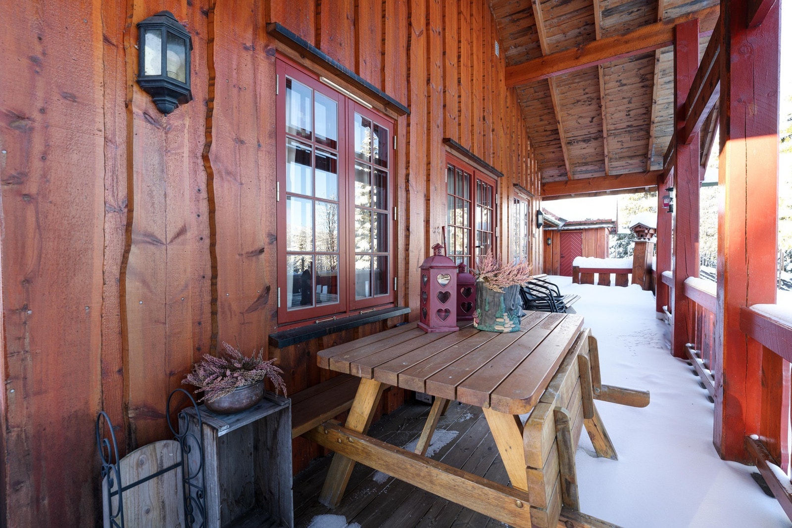 Her kan man sitte i le under tak og nyte morgenkaffen. Galleribilde