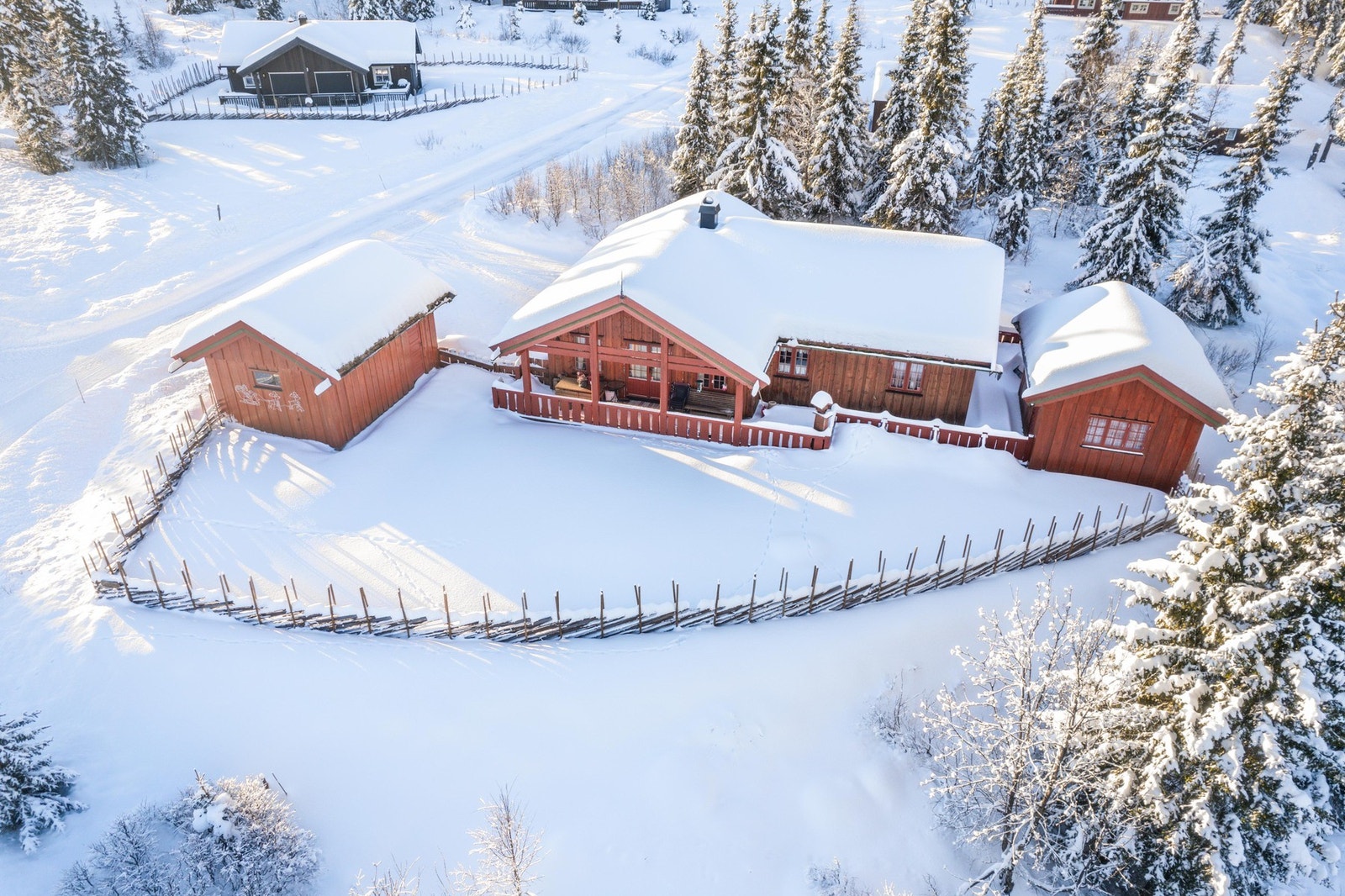 Tomten ligger i forholdsvis flatt terreng og er inngjerdet med skigard. Galleribilde