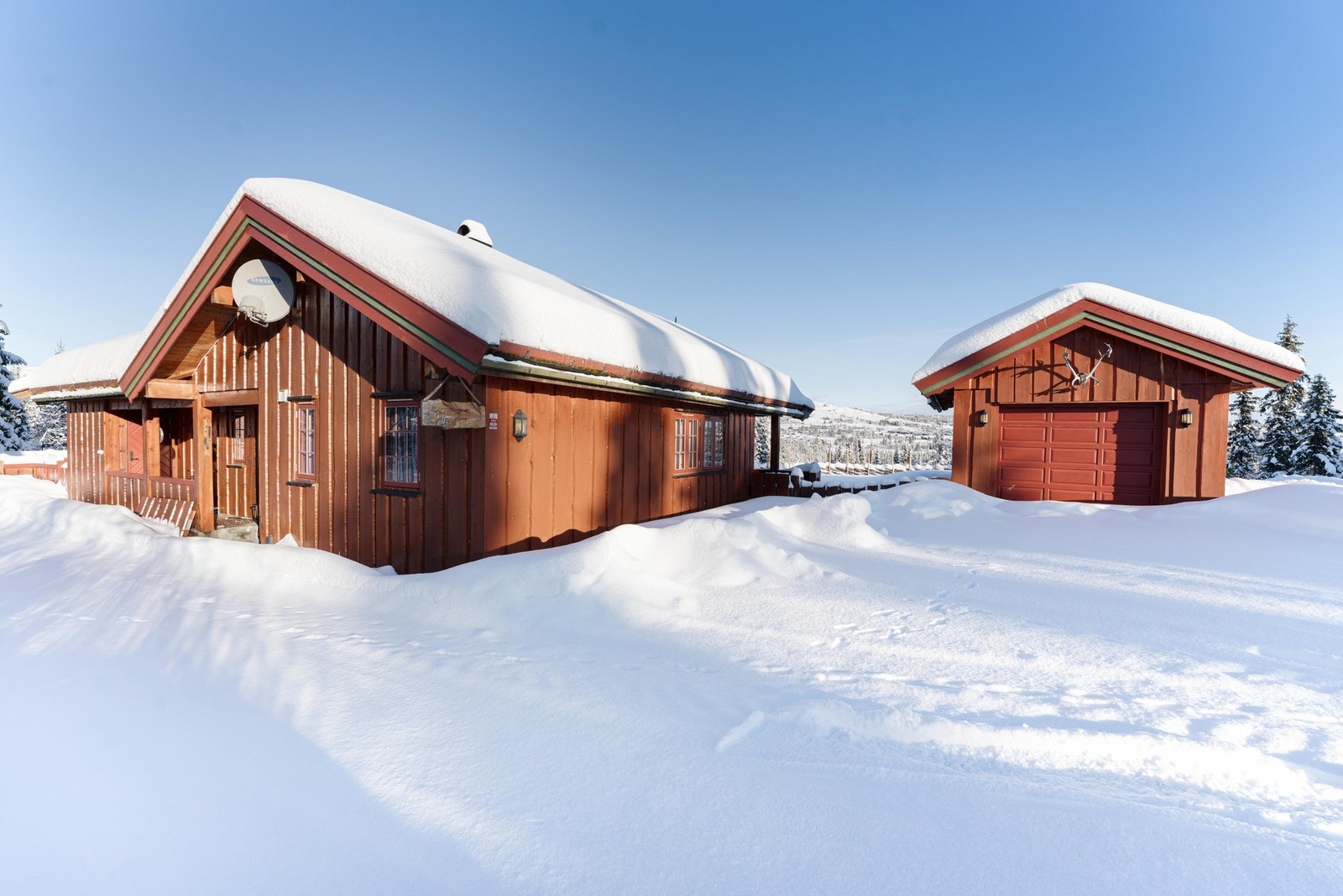 Et koselig anneks bindes sammen med hytta med verandaen mellom seg. Galleribilde
