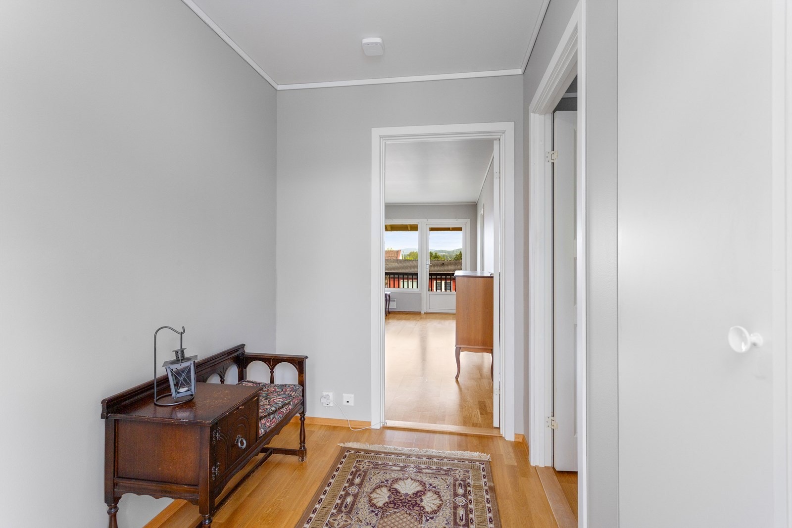 Stig inn! En romslig gang med plass til garderobeskap om man ønsker det! Galleribilde