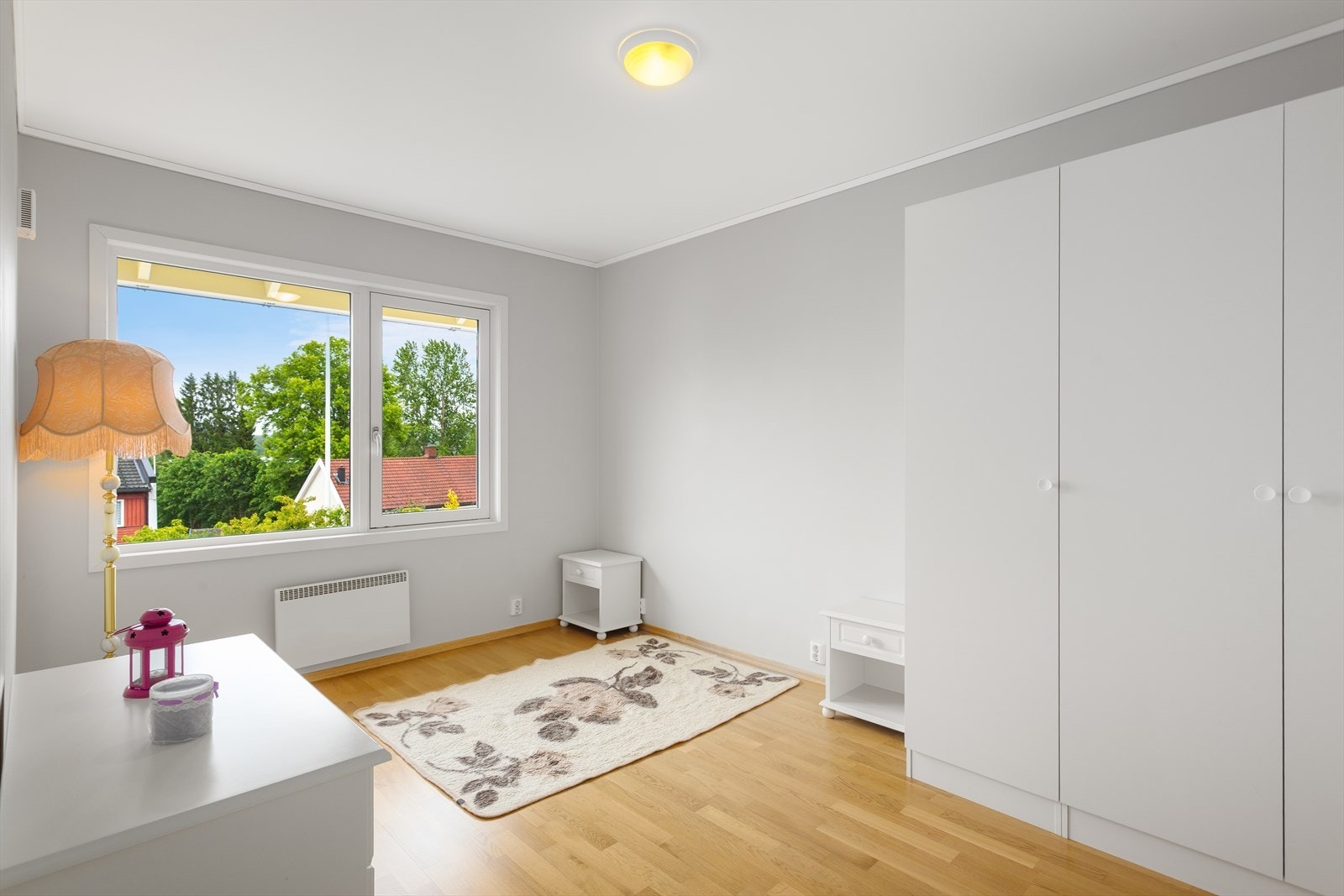 Her har du mer enn nok plass til stor seng, garderobeskap mm. Galleribilde