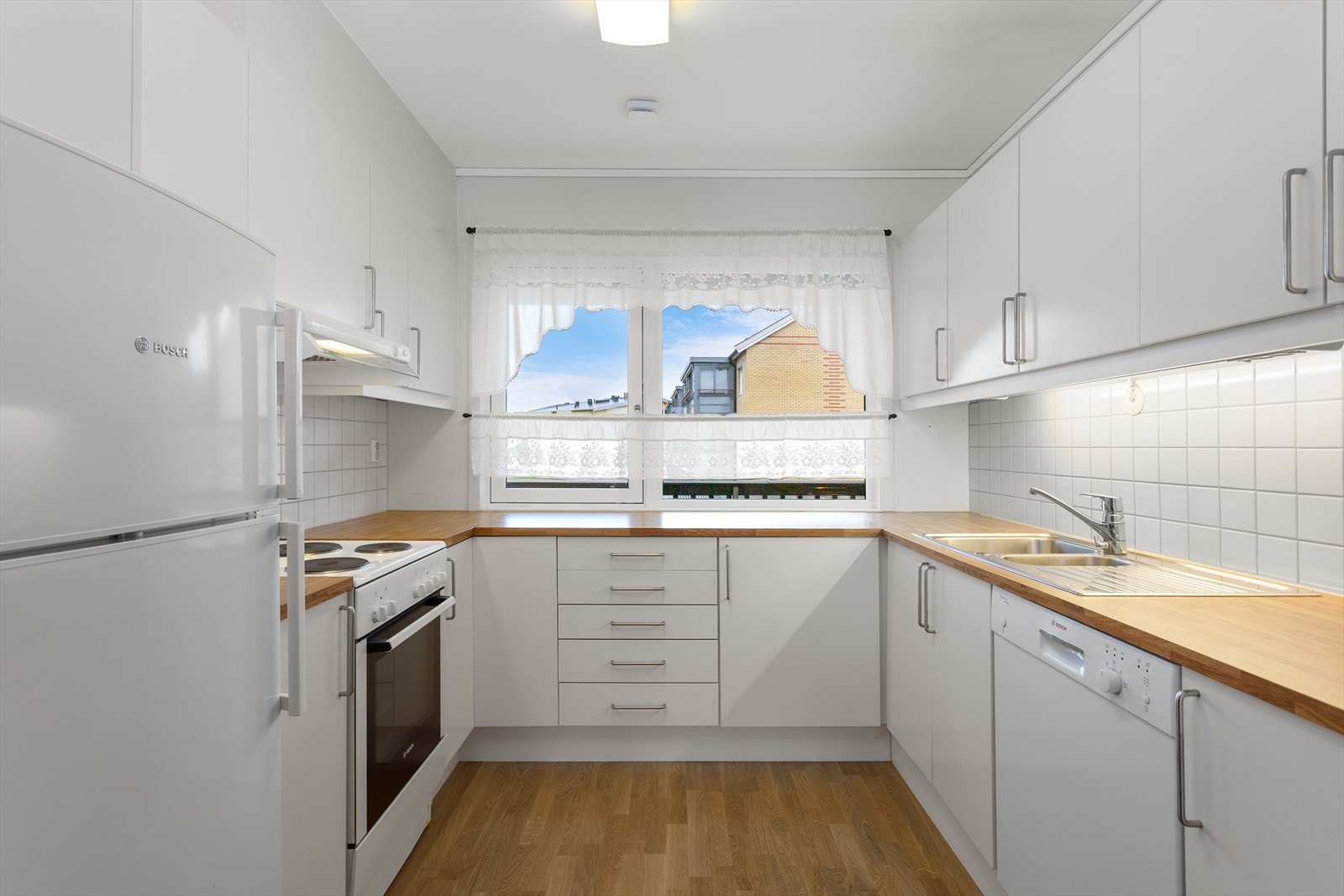 Hesteskoformet kjøkken med godt med skapplass! Galleribilde