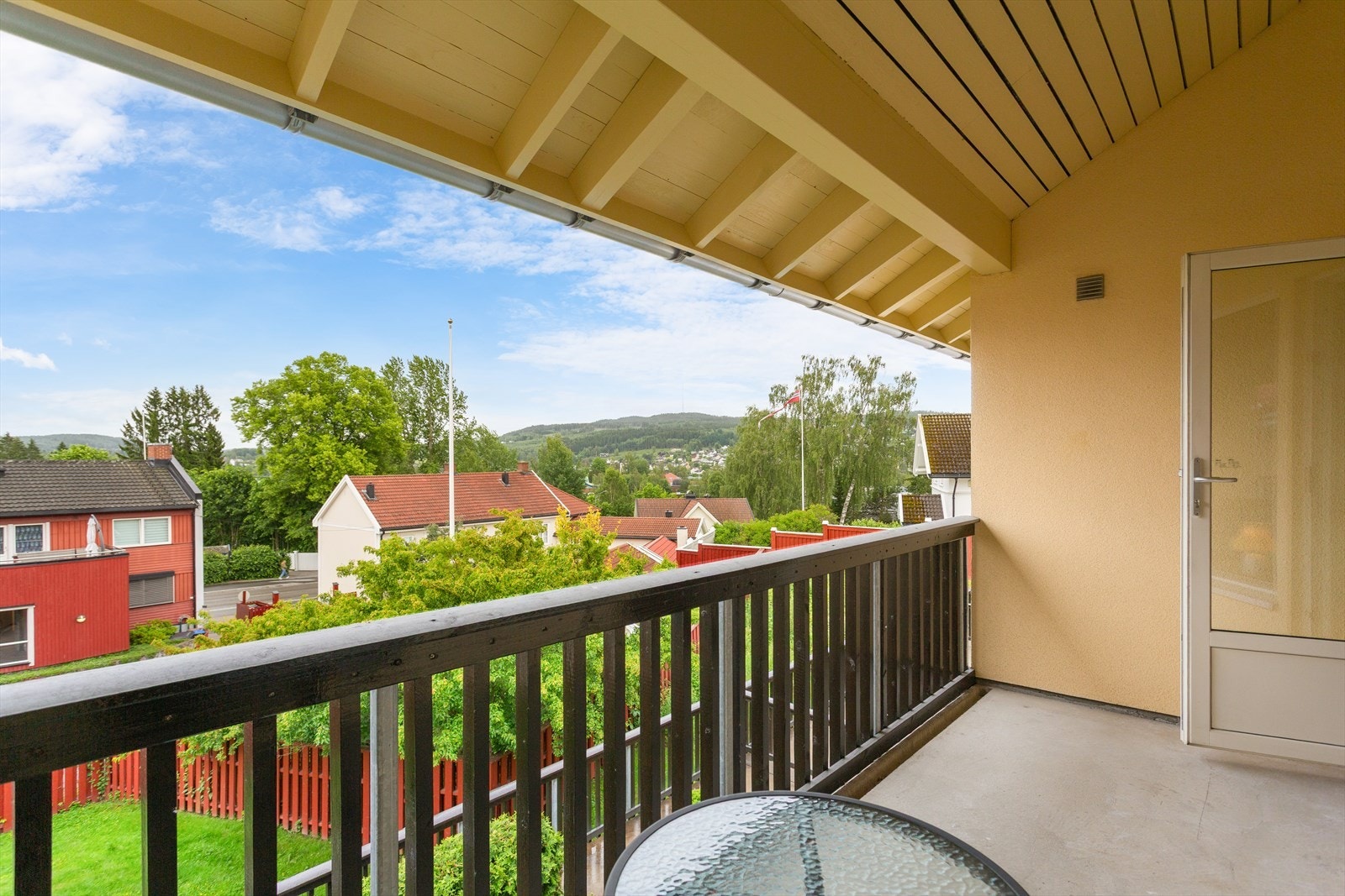 Utsyn fra terrassen mot Holtberget ! Galleribilde