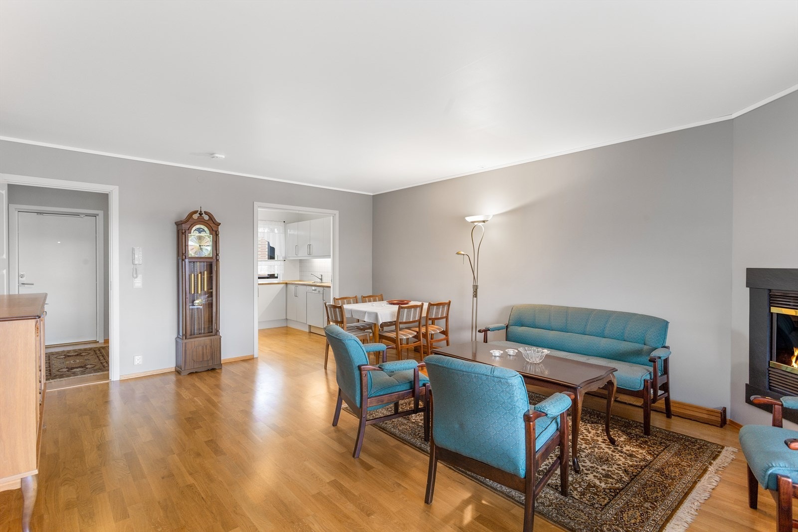 Det er god nok plass til spiseplass rett ut for kjøkkenet. Kjøkken-åpningen kan stenges med skyvedør ! Galleribilde