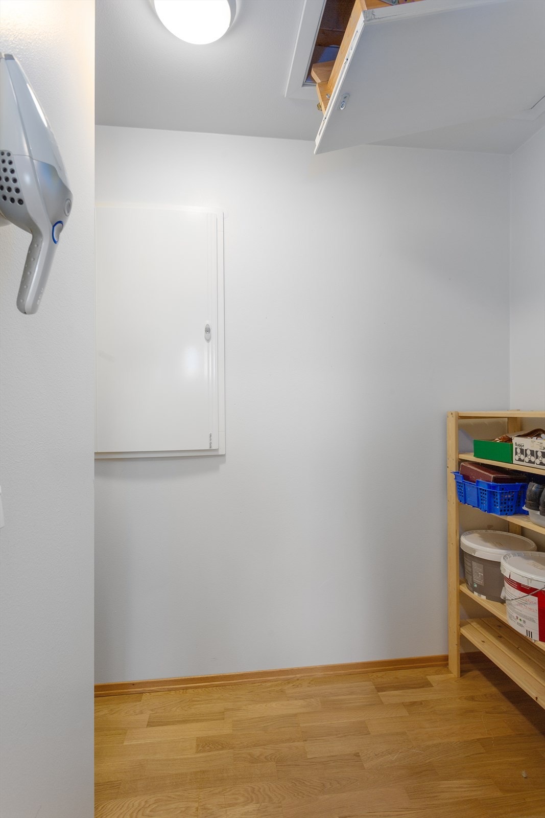 Bod/teknisk rom med loftsluke og stort loftsrom der oppe Galleribilde