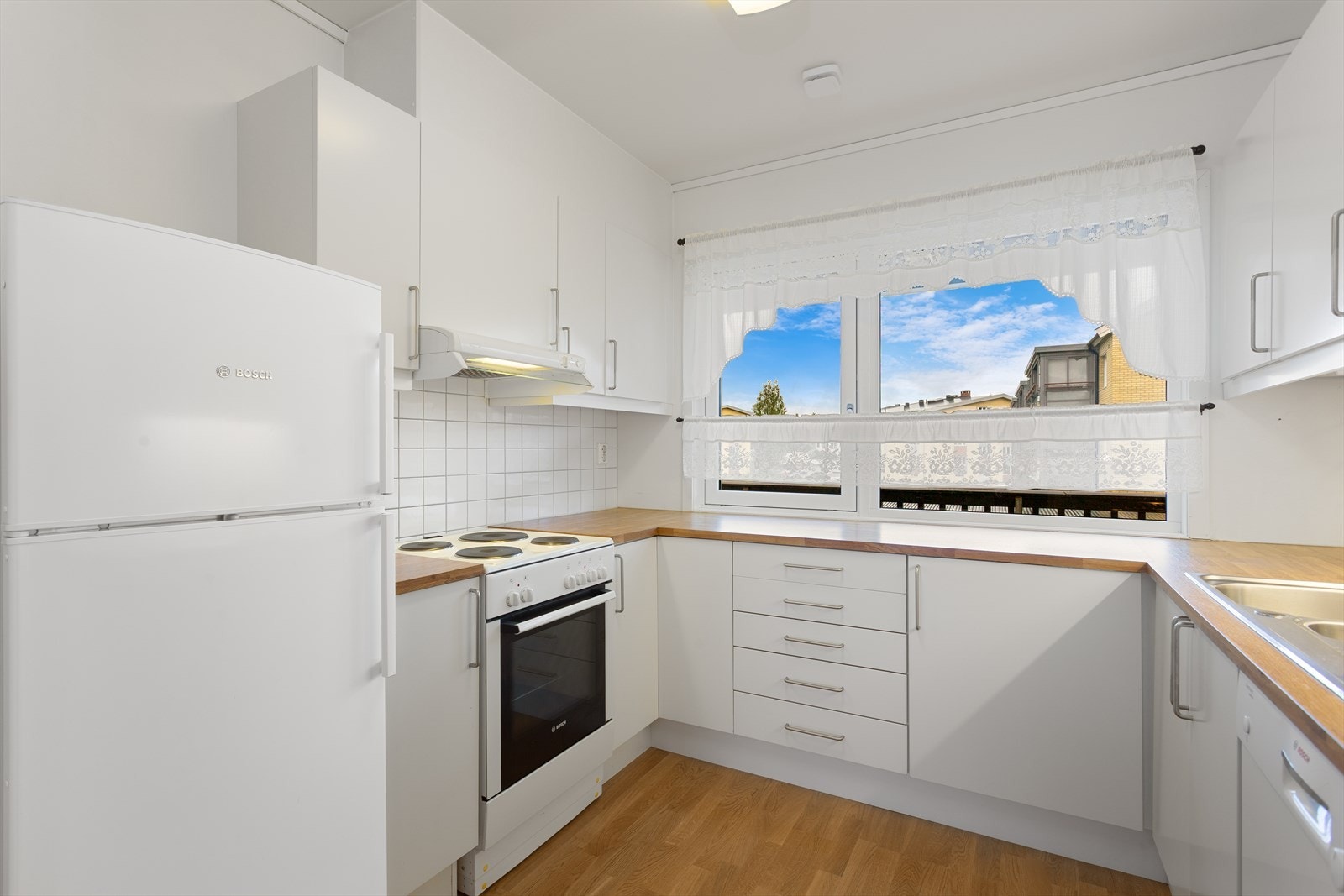 Kjøkkenskapene er takhøye og det er fliser mellom benkeplate og overskap. Hvitevarer medfølger ! Galleribilde