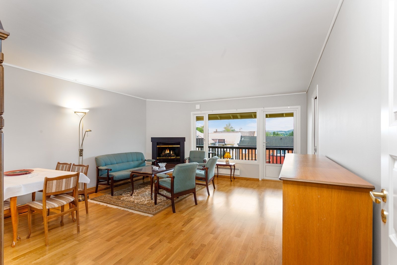 Romslig stue med utgang til terrasse. Galleribilde