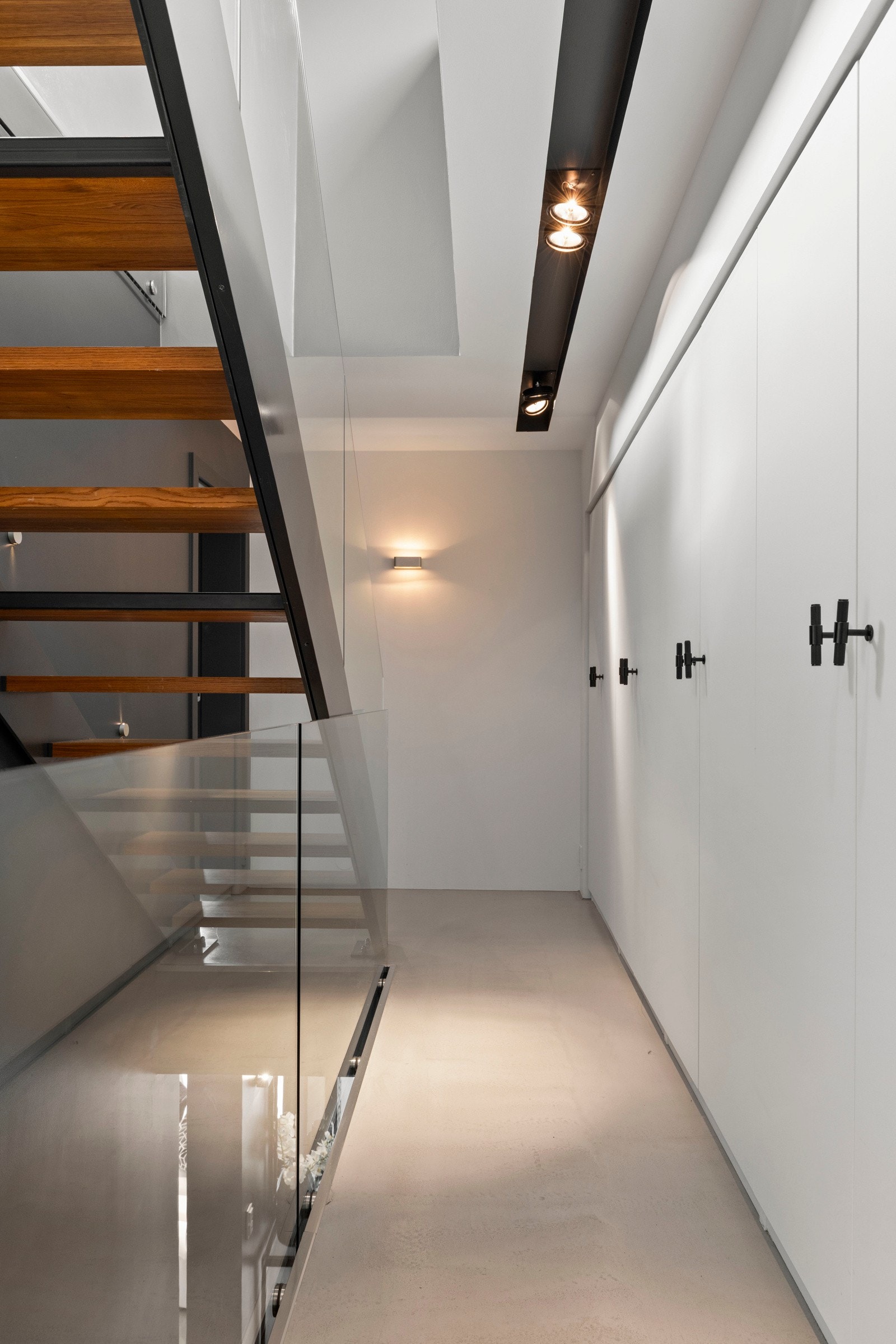 Meget godt med skapplass i begge etasjene. Galleribilde