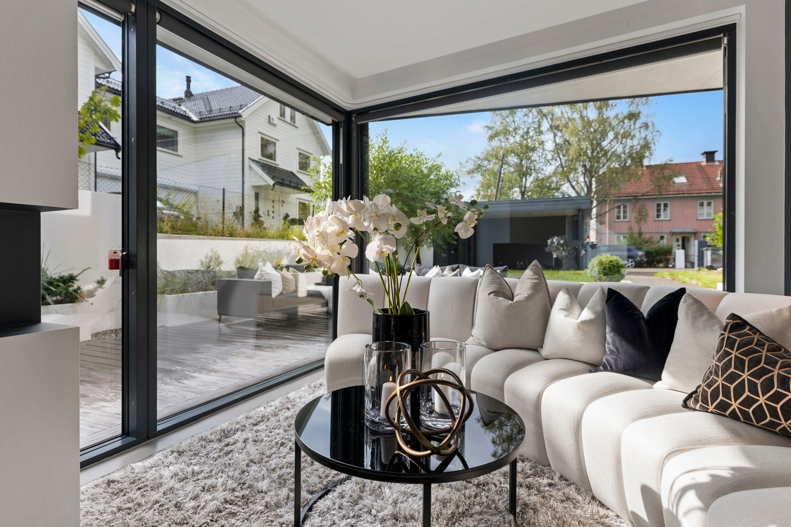 Nydelige hjørnevinduer fra gulv til tak. Galleribilde