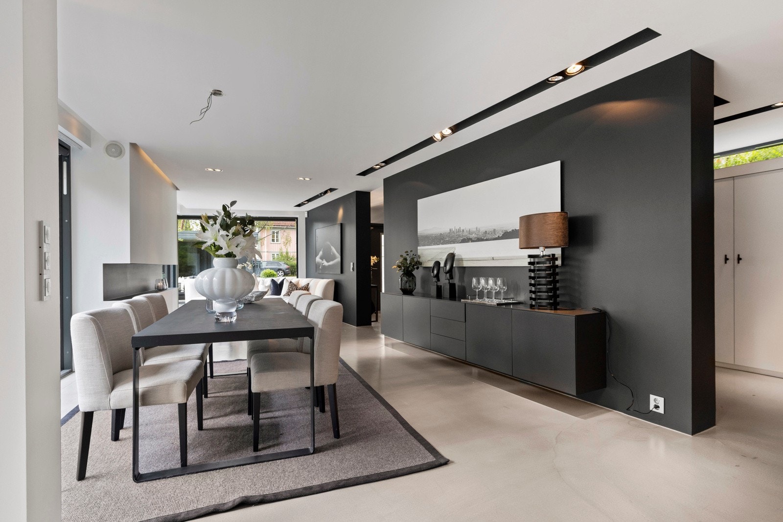 Romslig spisestue med betong/Maxit på gulv. Galleribilde