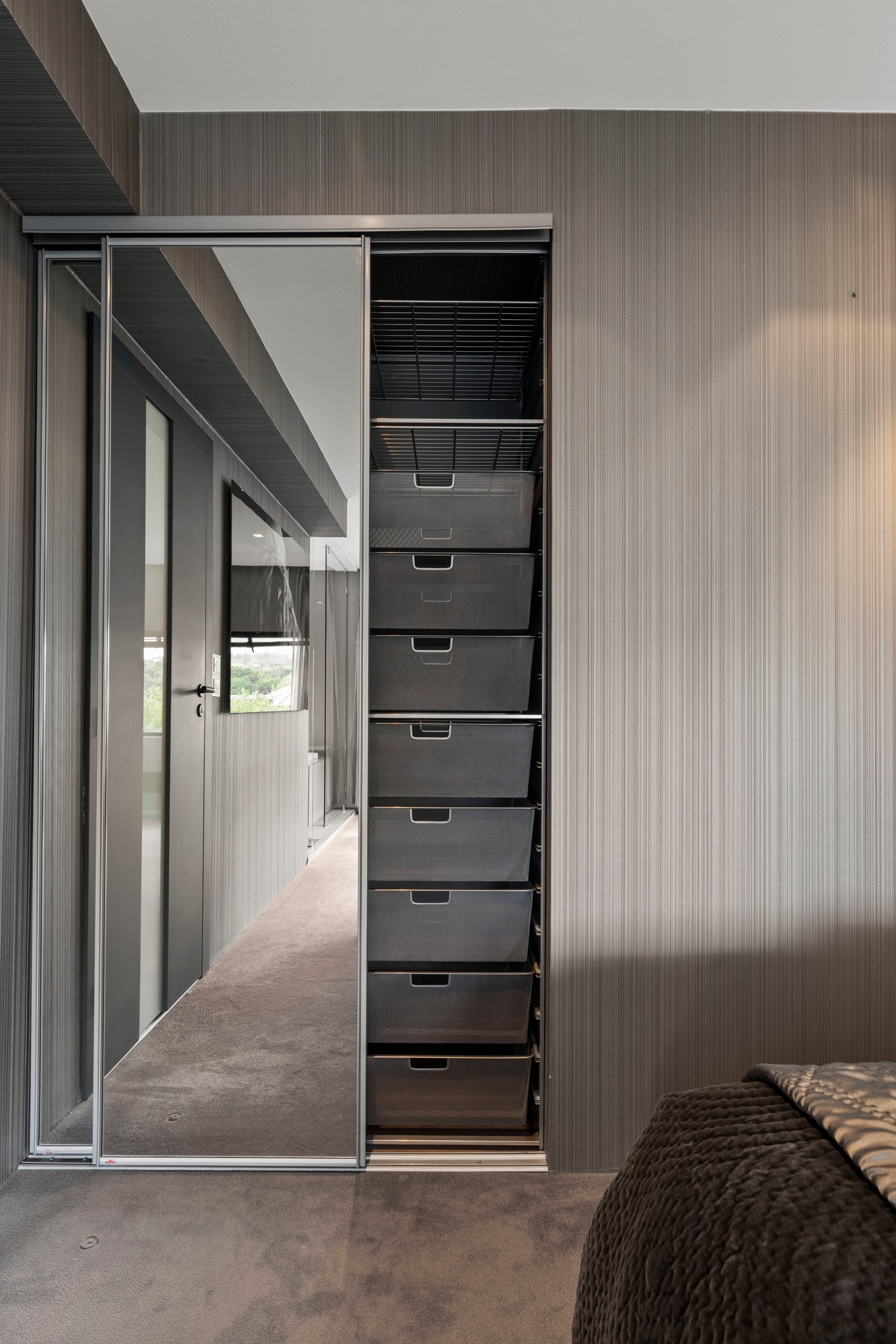 Soverommet har godt med skapplass. Galleribilde