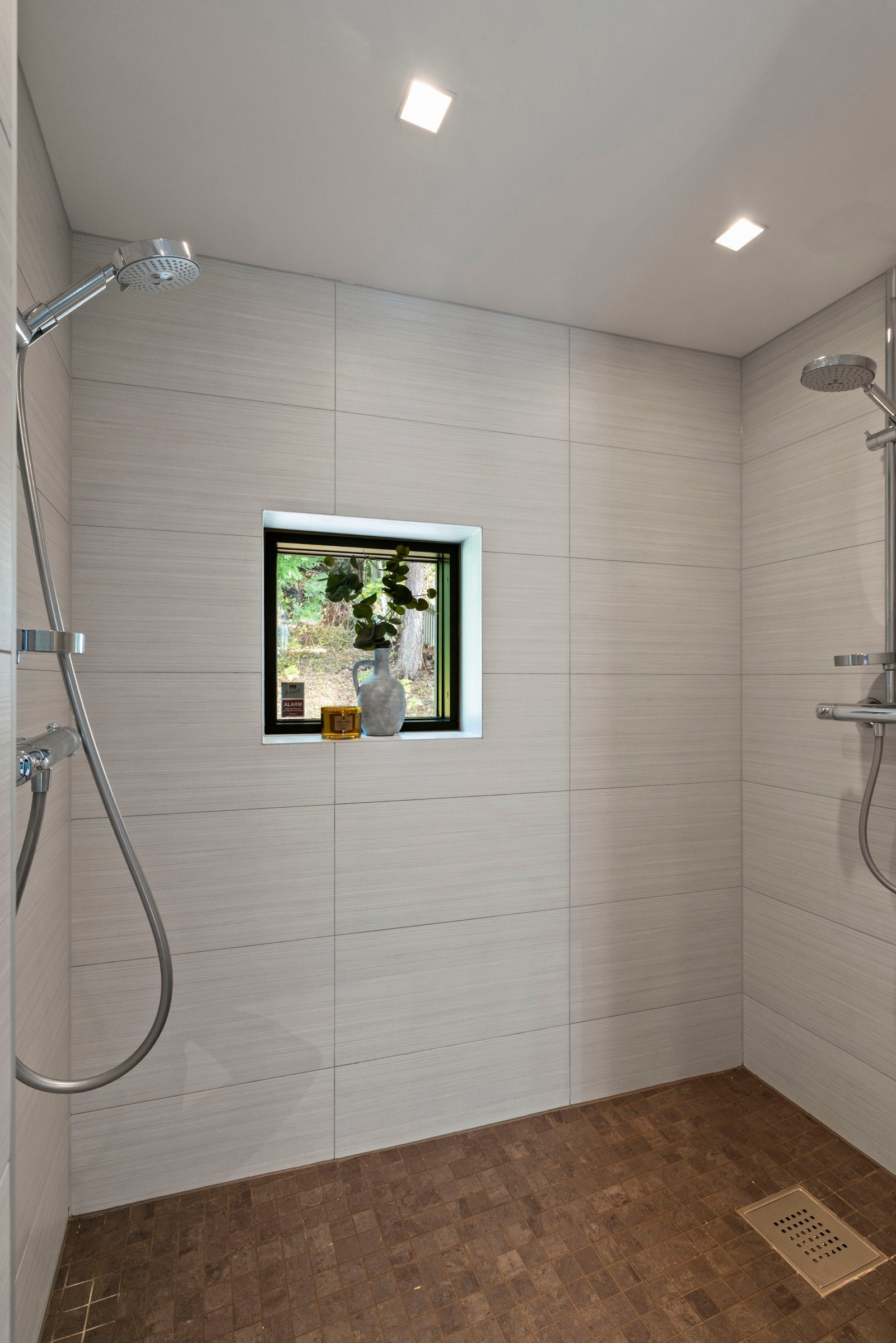 Dusj med vindu. Galleribilde