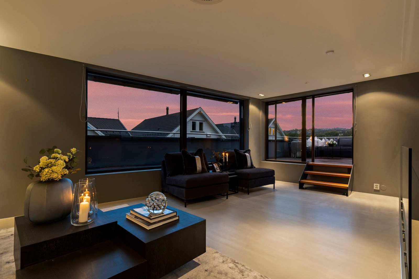 Dette er ikke bare et hjem - det er en livsstil. Gjennomførte materialvalg, åpne og lyse romløsninger og en sømløs overgang mellom inne og ute, tilbyr denne boligen en sjelden følelse av ro og luksus i hverdagen. Galleribilde