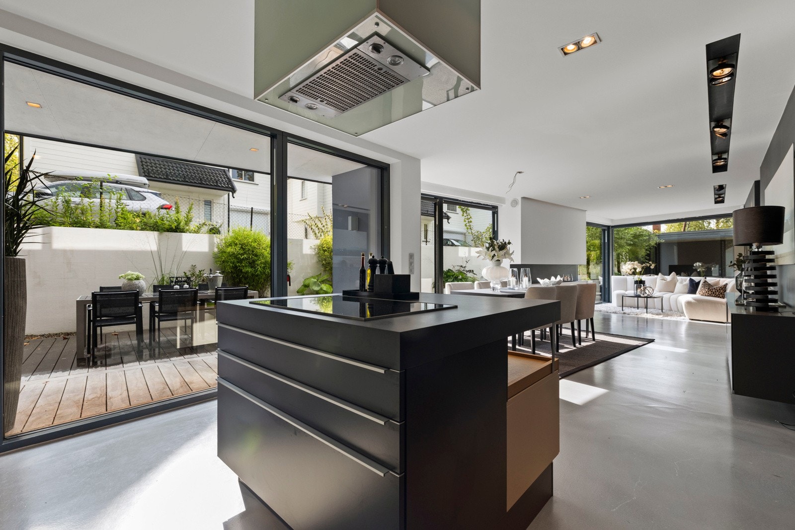 Lekker øy som kjøkkenets midtpunkt. Det er fritthengende kjøkkenventilator med avtrekk ut. Galleribilde