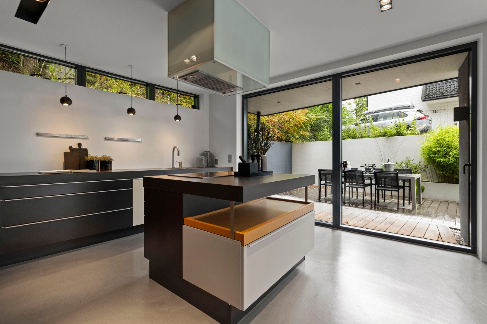 Fra kjøkken kan man gå rett ut til terrasse med god plass til spisebord. Galleribilde