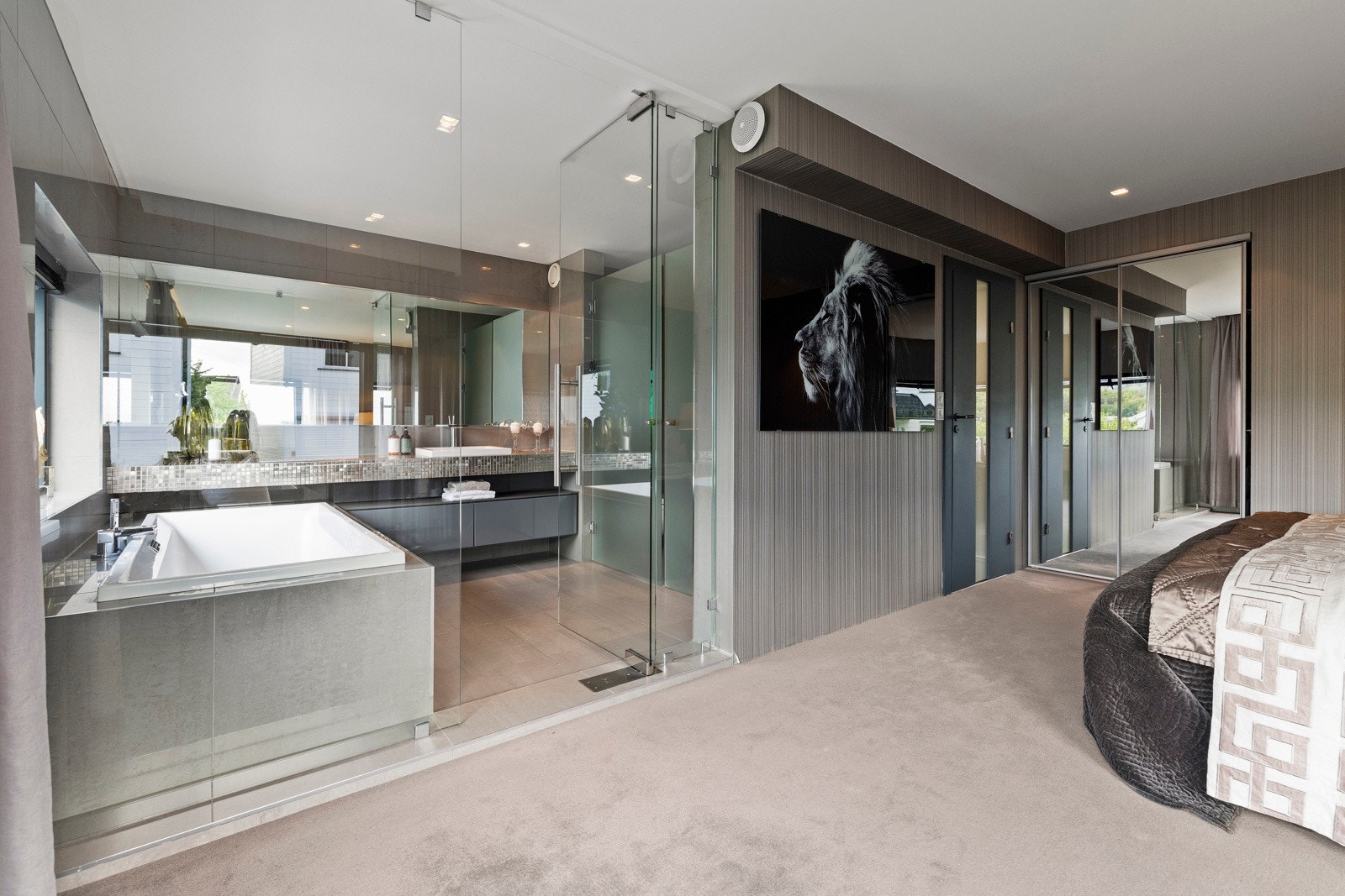 Direkte tilknyttet lekkert bad med innfliset badekar, lekre glassvegger mot soverom, toalett og dusj. Galleribilde