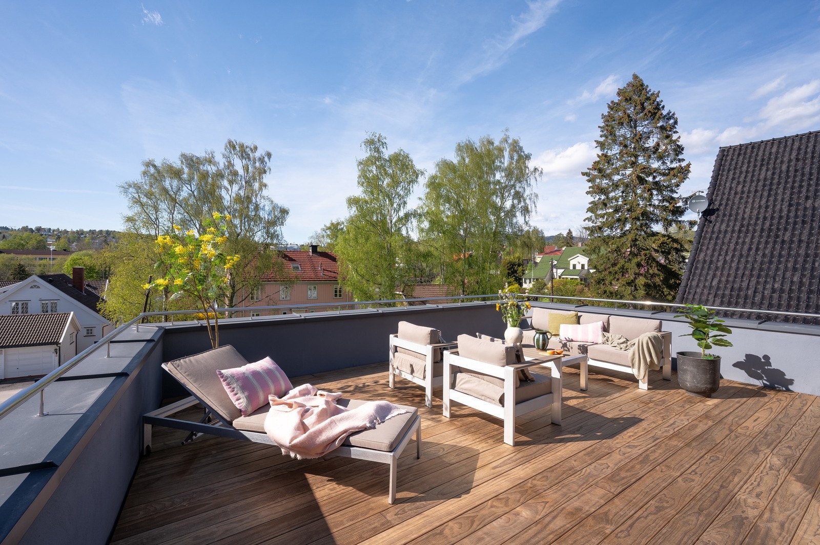 Fin utsikt fra takterrassen. Her kan man nyte sene solrike kvelder med familie og venner. Galleribilde