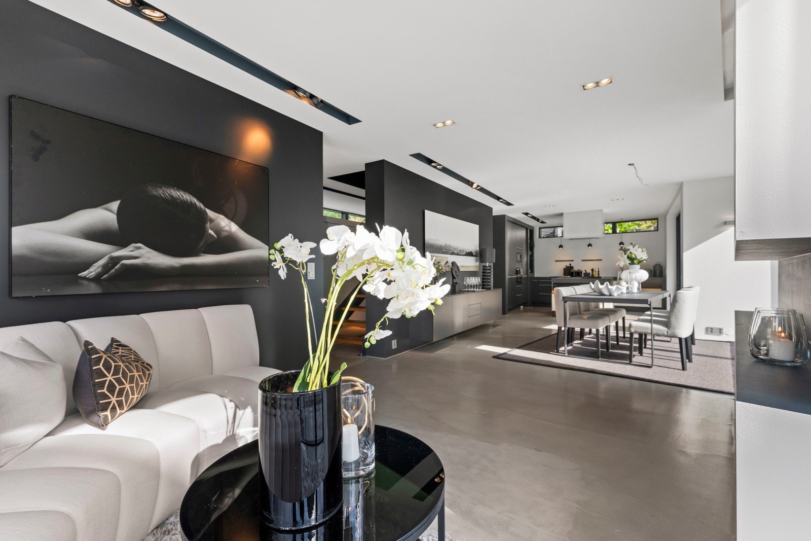 Stuen er direkte tilknyttet spisestuen og kjøkkenet. Galleribilde