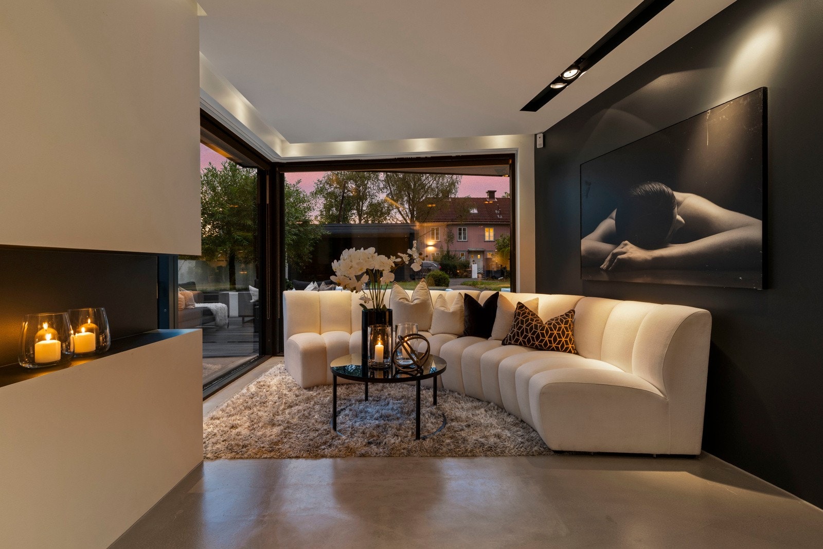 Stemning i stuen på kveldstid. Galleribilde