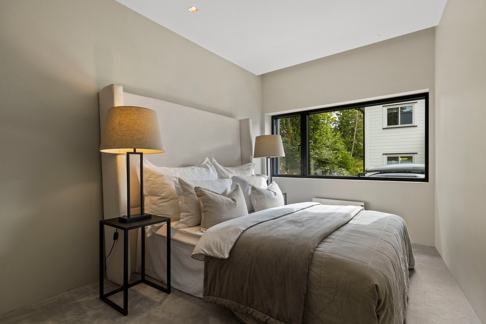 Lyst og lunt barnerom god plass til seng samt og pult. Galleribilde