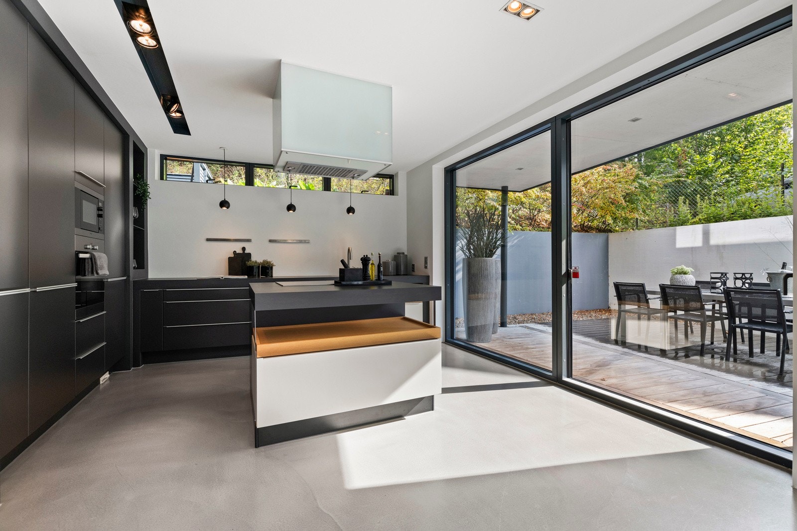 Lekkert kjøkken med Poggenpohl kjøkkeninnredning fra 2010 med glatte fronter, integrerte hvitevarer fra Miele: komfyr-induksjonstopp og oppvaskmaskin-mikroovn. Galleribilde