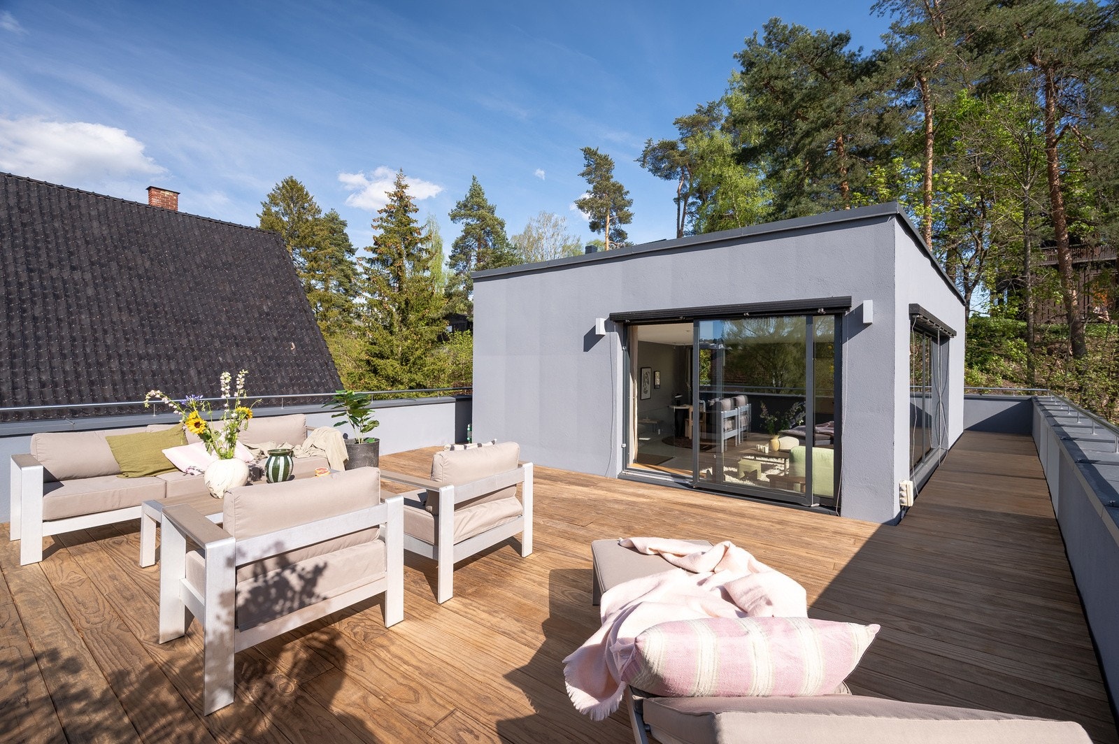 God plass til sittegruppe, spisegruppe og solsenger. Galleribilde