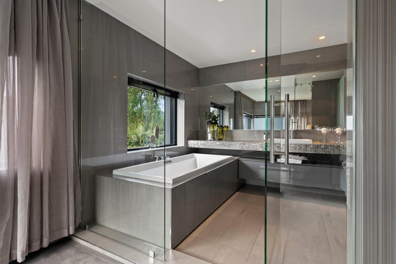 Meget romslig bad med gode fasiliteter. Galleribilde