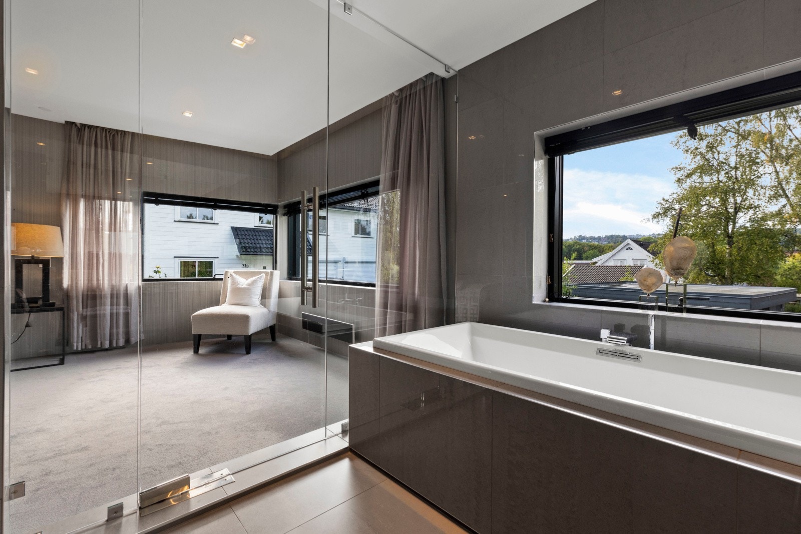 Store vinduer som slipper inn rikelig med lys. Galleribilde