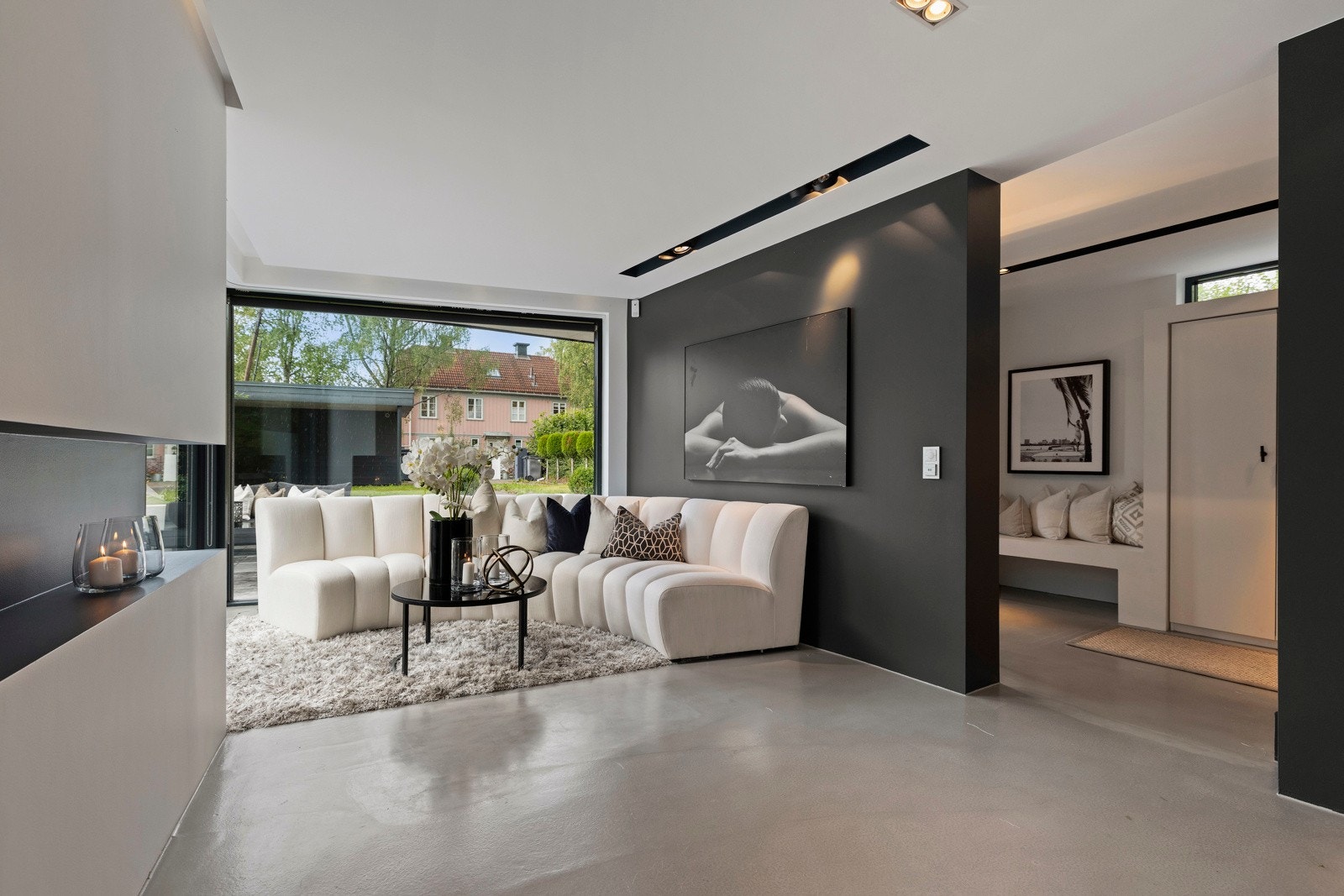 Romslig og lun hjørnestue m/ gulvvarme i hele etasjen. Lekkert støpt designgulv. Galleribilde