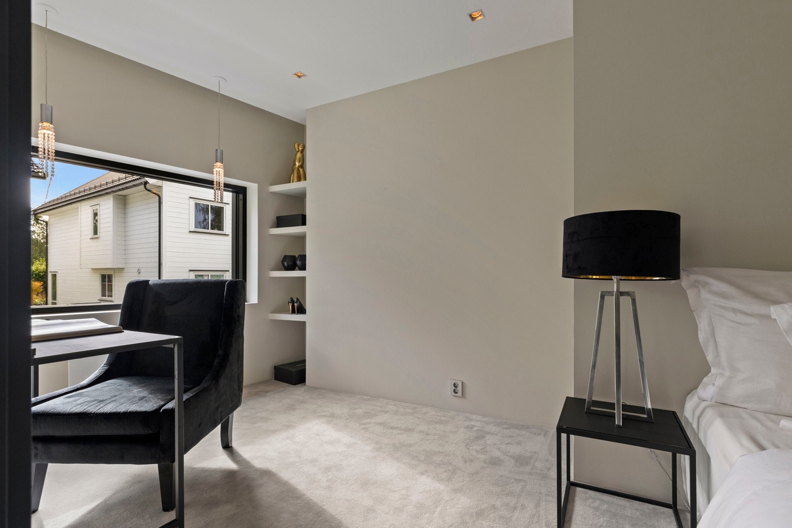 Deilig barnerom med teppe og god plass til skrivepult og seng. Lekkert designgulv under teppet på begge barnerommene dersom man ønsker endringer. Galleribilde