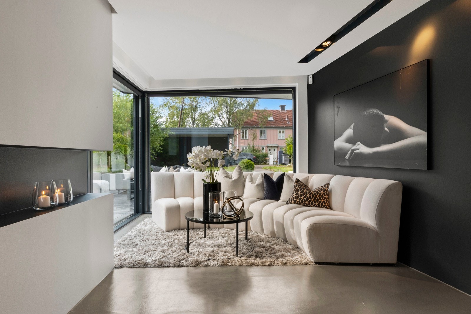 Store vinduer fra gulv til tak som skaper en lys og luftig følelse. Galleribilde