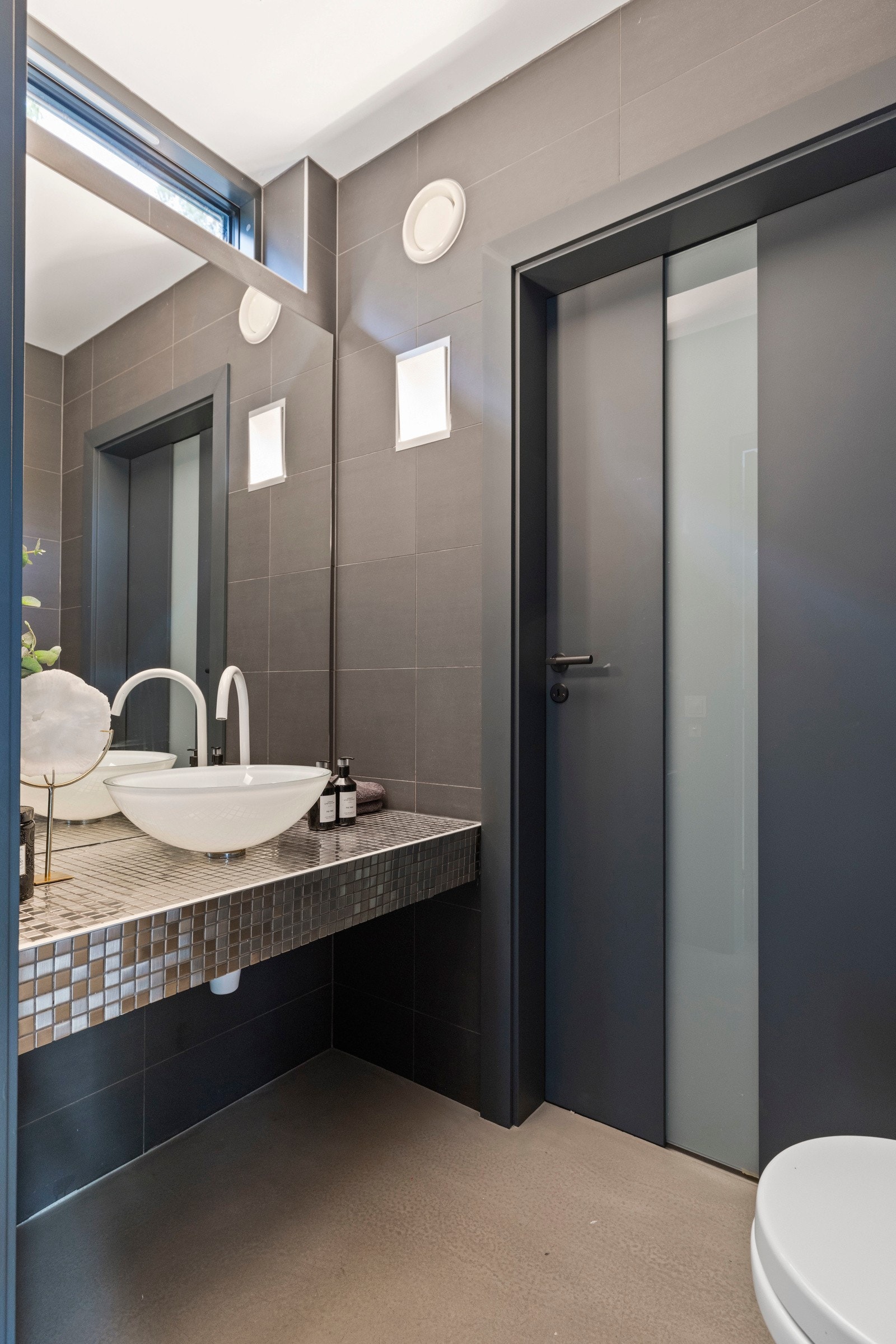 Delikat bad v/trapp tilknyttet kjøkken og entre. Galleribilde