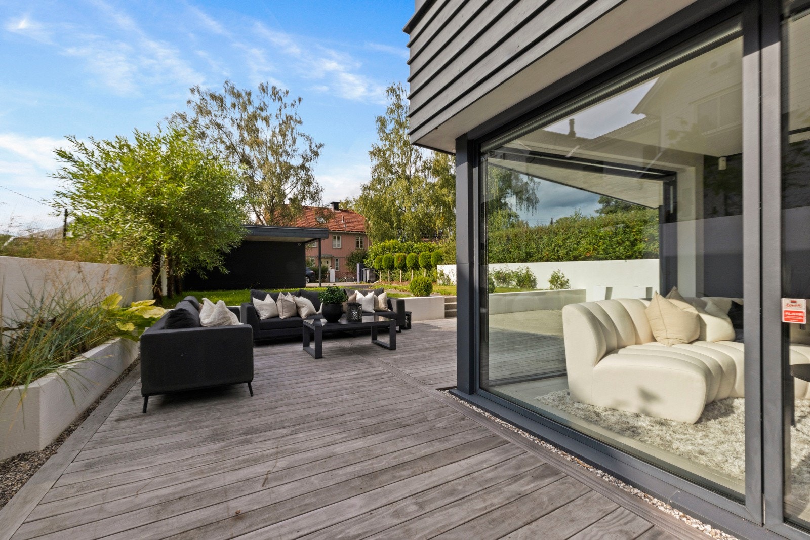 Markterrasse med god plass til sittegrupper og spiseplass. Galleribilde