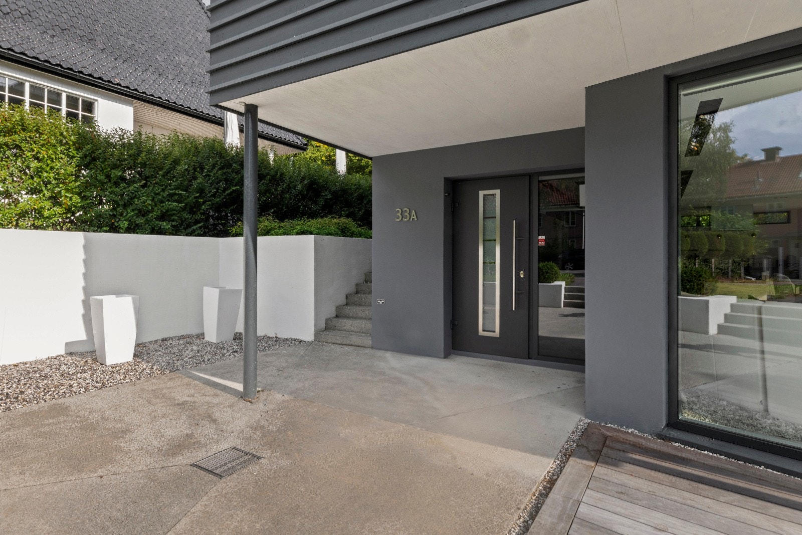 Ditt første møte med boligen går via et pent opparbeidet og lekkert inngangsparti. Galleribilde