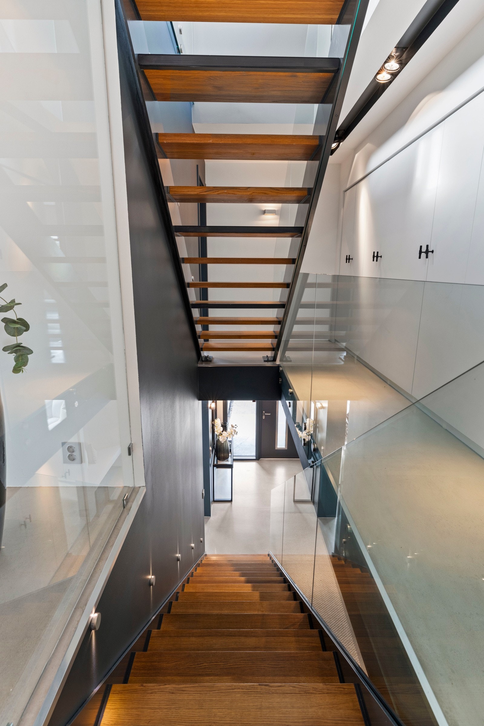 Nydelig trapp med eiketrinn og glass. Galleribilde