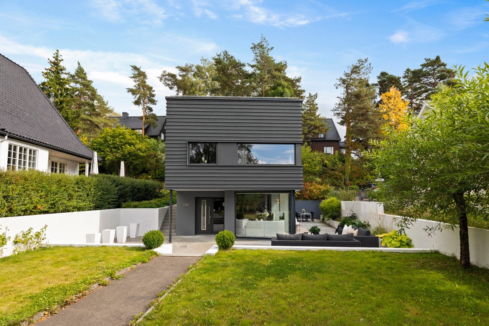 Eiendommen har svært gode solforhold. Vil du være i hagen, markterrassen evt på takterrassen har du solen med deg hele dagen. Galleribilde
