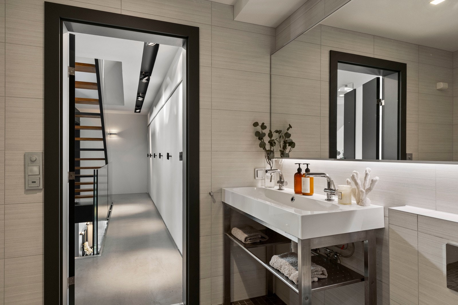 Lekkert bad i tilknytning til barnerommene med servant m/2 kraner, veggmontert toalett, dusjnisje med dobble dusjer og glassdør, speil m/lys og opplegg til vaskemaskin. Galleribilde