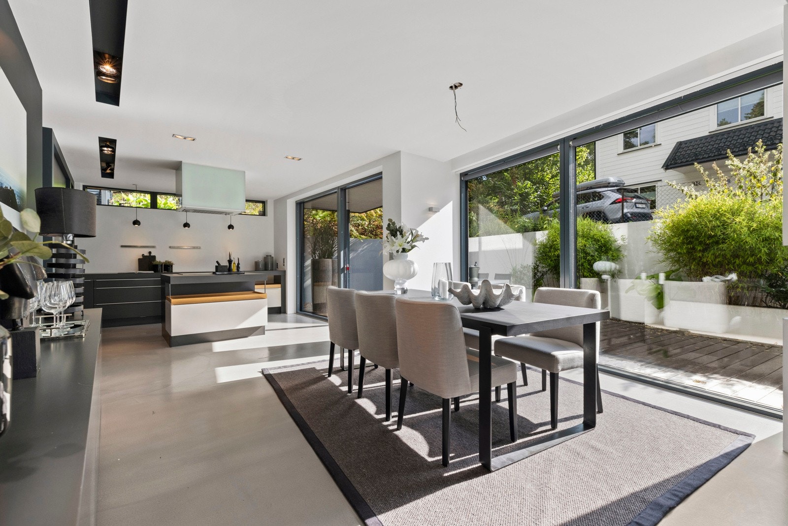 Helvegg med vinduer fra gulv til tak i spisestuen. Skaper svære luftig følelse. Galleribilde