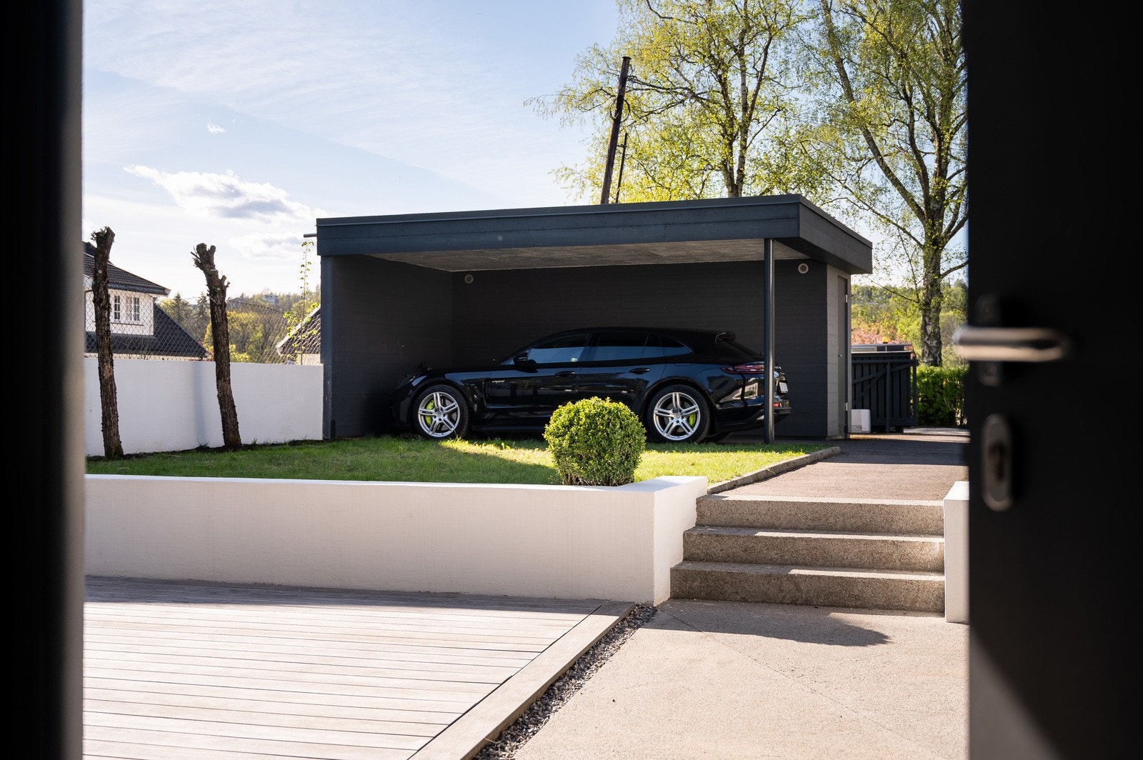 Carport med strøm og tilhørende bod. Galleribilde