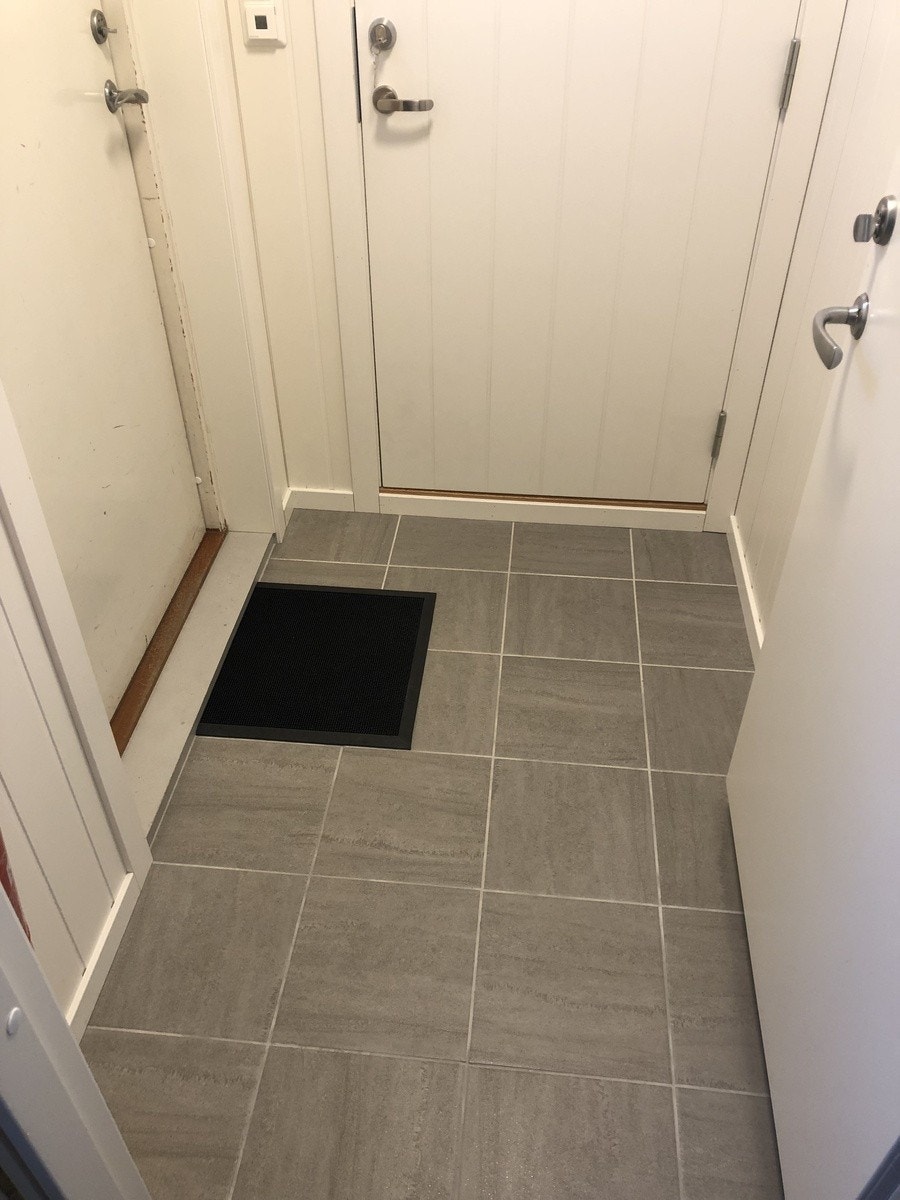 Inngang fra felles vindfang for leilighet og hybel Galleribilde